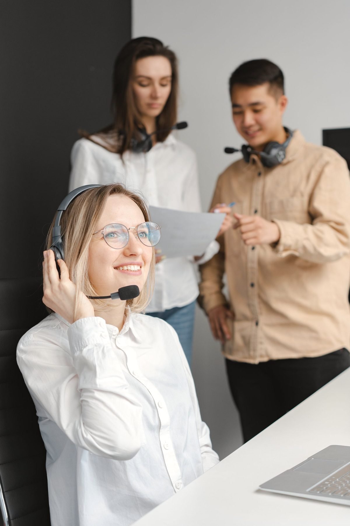 A group of operators taking calls together.